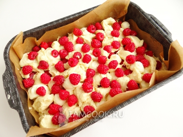 Положить ягоды малины