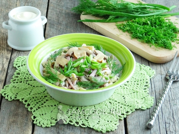 Салат с ветчиной, грибами и сыром