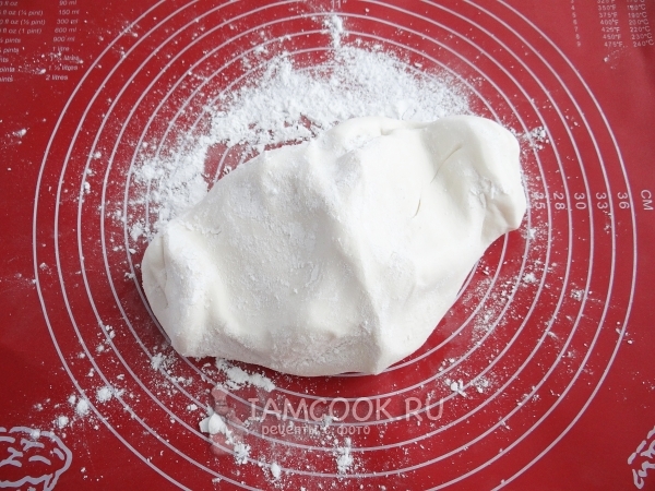 Переложить мастику на силиконовый коврик