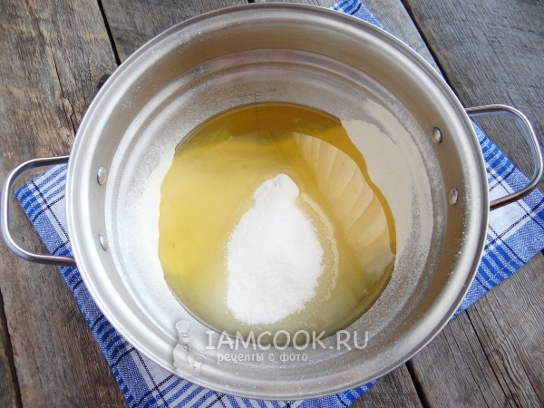 Добавили к муке сахар и растительное масло