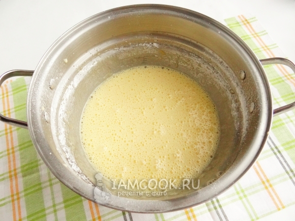 Взбить яйца с сахарной пудрой