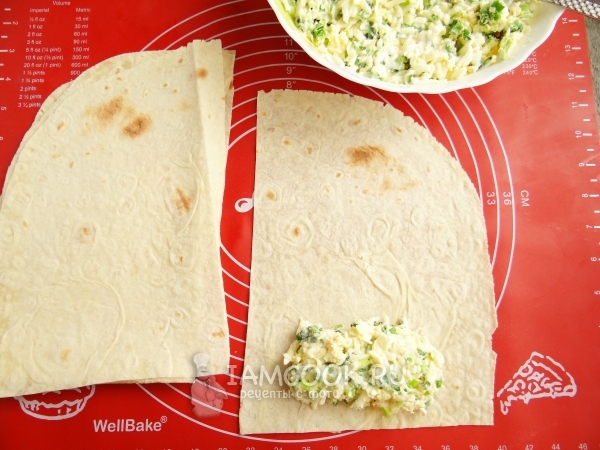 Положить на лаваш начинку