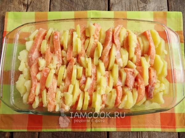 Выложить в форму рыбу с картофелем