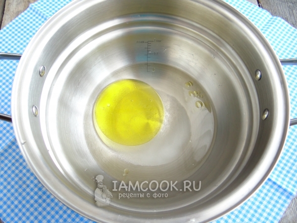 Соединить воду, масло, соль и сахар