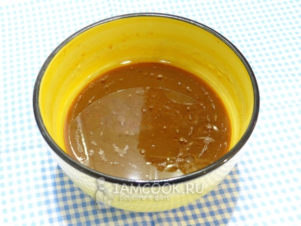 Влить соевый соус и масло
