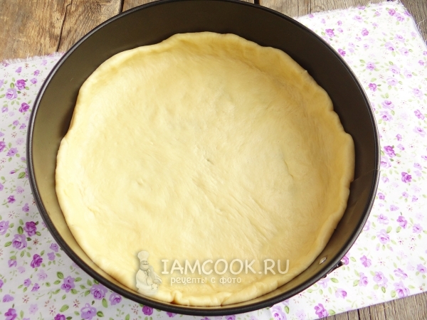 Положить тесто в форму