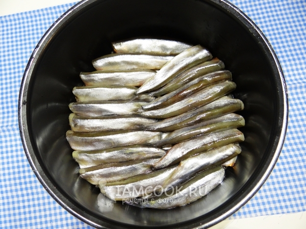 Положить рыбу в мультиварку