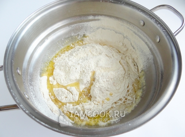 Всыпать муку и дрожжи