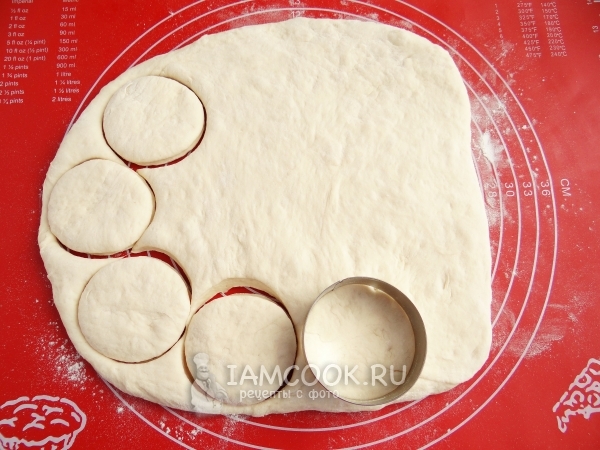 Вырезать из теста кружочки