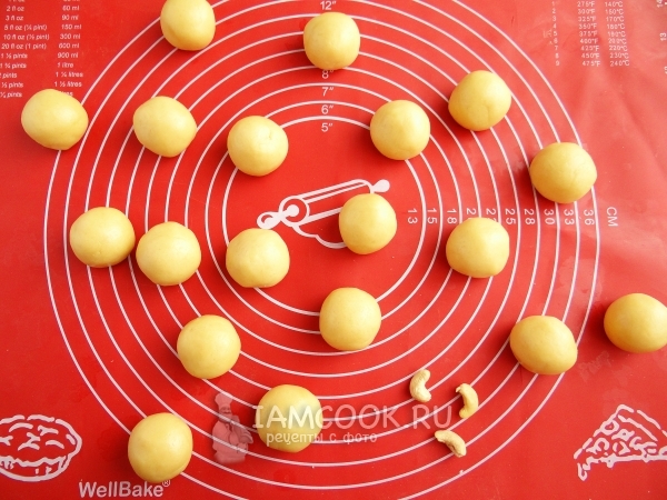 Скатать из теста шарики