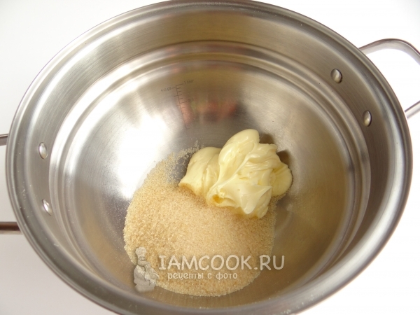 Соединить масло с сахаром