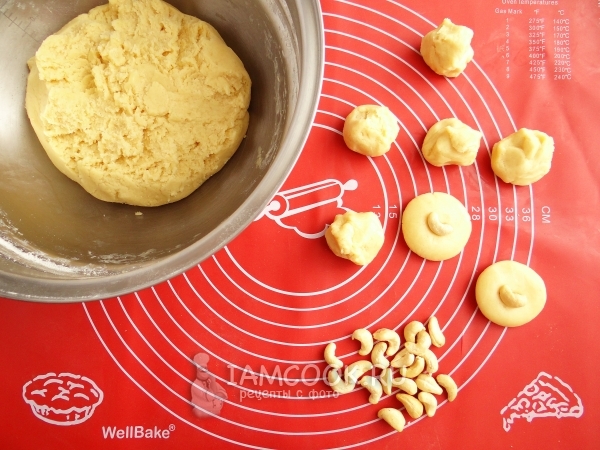 Разделить тесто на кусочки