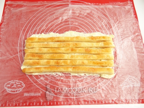 Положить на крем полоски теста