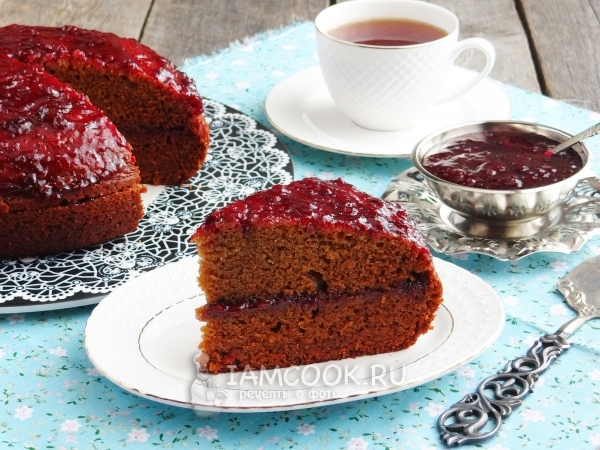 Кусок коврижки с вареньем