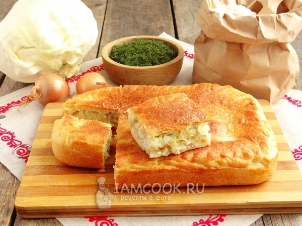 Готовый пирог с капустой и рыбой