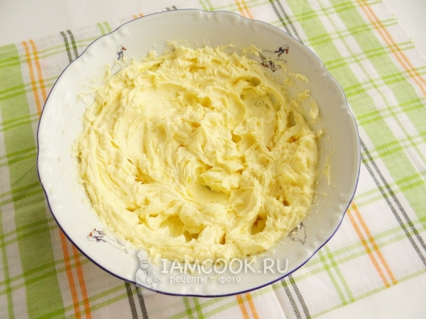 Взбить масло с сахарной пудрой