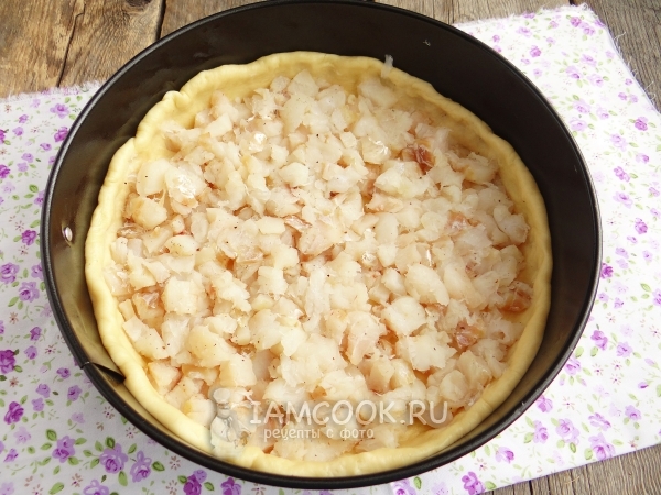 Положить на тесто рыбное филе