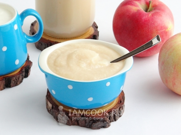 Яблочное пюре со сливками в чашке