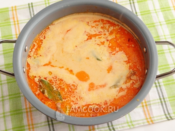 Положить лавровый лист