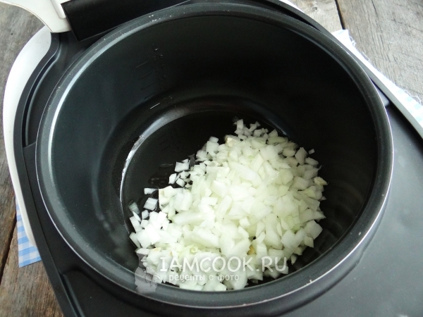 Положить лук в мультиварку