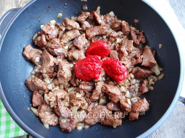 Положить томатную пасту