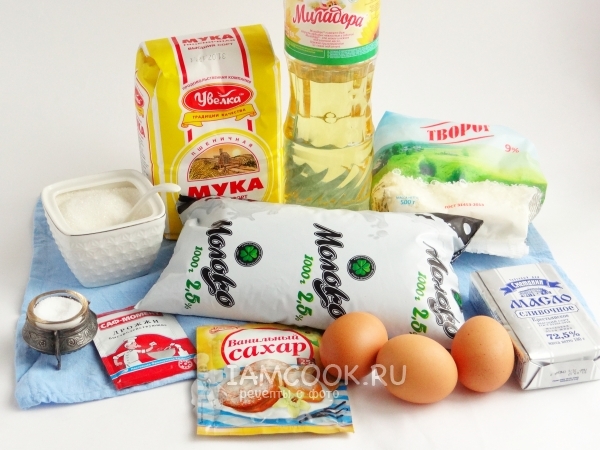 Ингредиенты для жареных пирожков из дрожжевого теста с творогом на сковороде