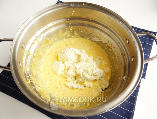 Положить творог