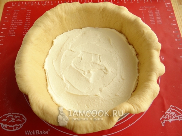 Выложить на тесто сливочный сыр