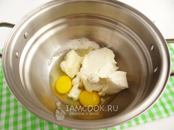 Соединить сыр, яйца и сахар