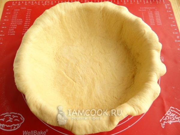 Выложить тесто в форму