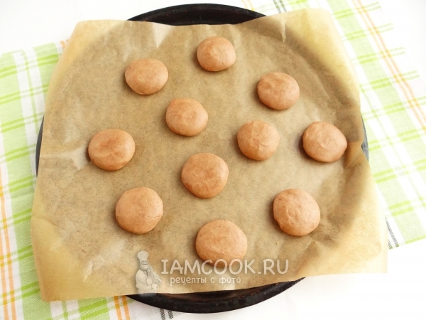 Выложить заготовки из теста на противень