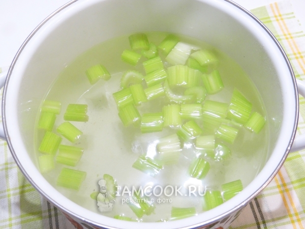 Положить сельдерей в воду