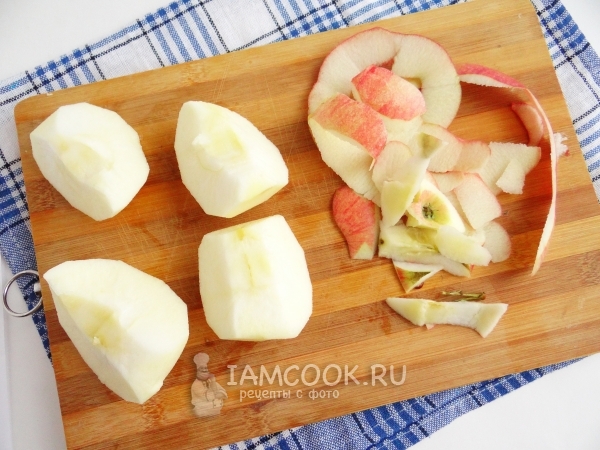 Очищаем яблоки