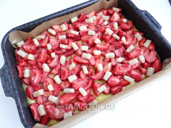 Посыпать сахаром и марципаном