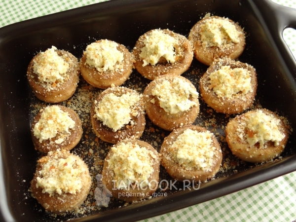 Посыпали шампиньоны панировочными сухарями