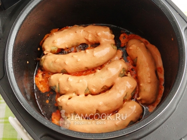 Полили купаты соусом