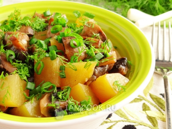 Тушеная картошка с грибами в мультиварке