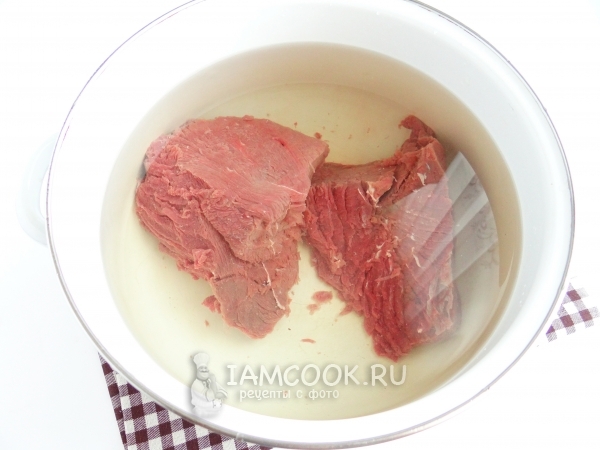 Положить мясо в воду