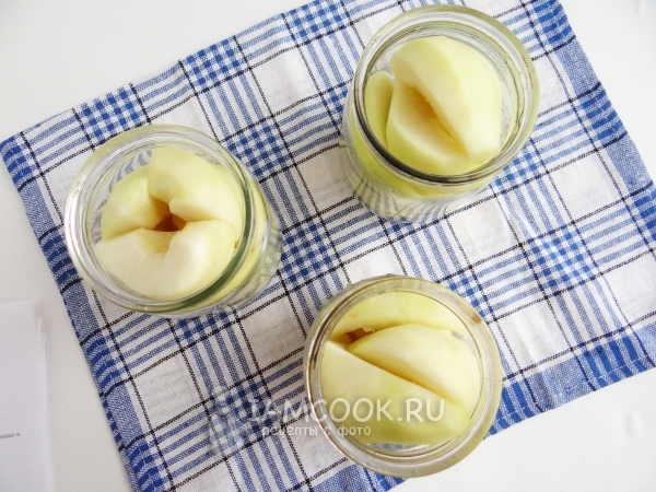 Выложить груши в банки