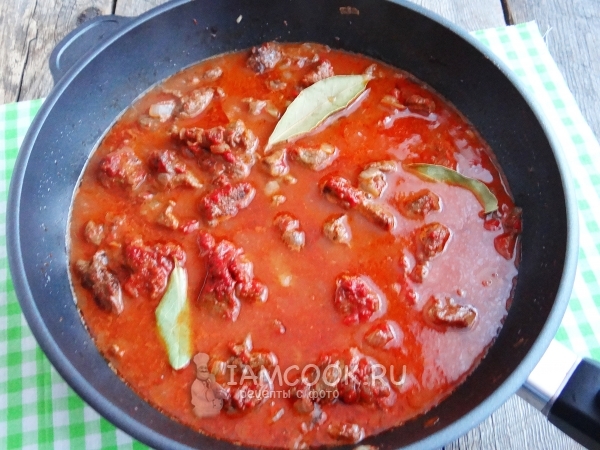 Добавить лавровый лист и воду