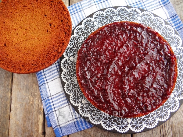 Смазали нижний корж коврижки вареньем