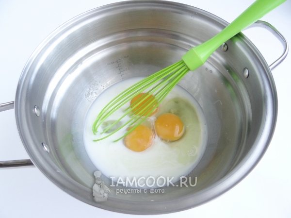Соединить молоко, сахар и яйца
