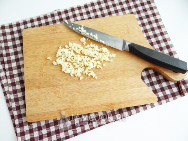 Порезать чеснок