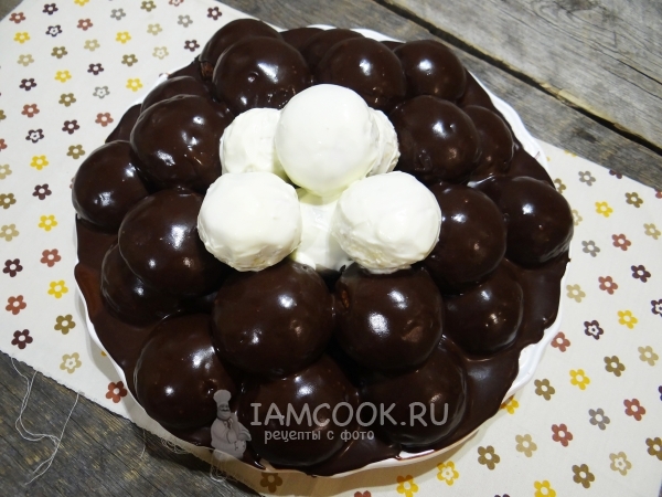 Положить белые шарики в цент торта