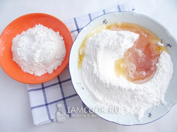 Влить медовую смесь в сахарную пудру