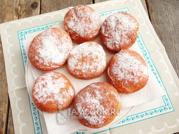 Посыпать пончики сахарной пудрой