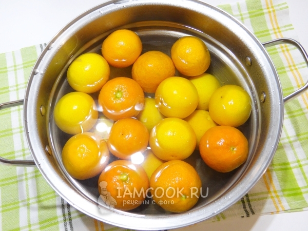 Залить мандарины кипятком