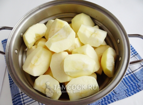 Очищенные яблоки в кастрюле