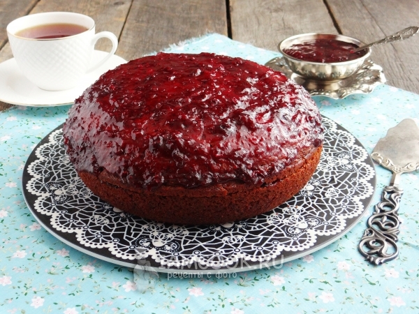 Коврижка с вареньем готова