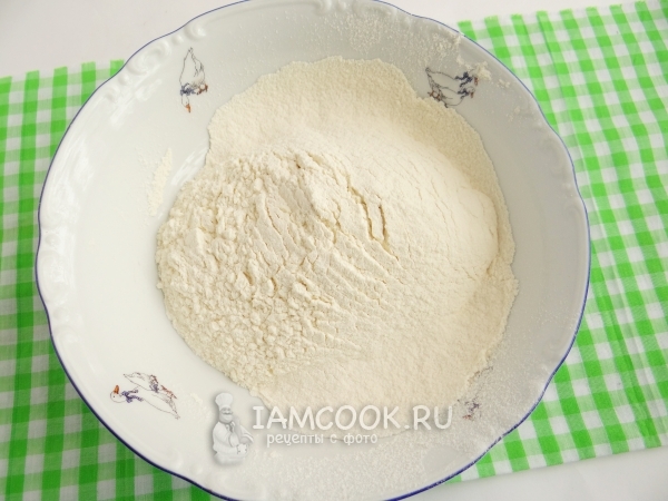Смешать муку с разрыхлителем и ванилином